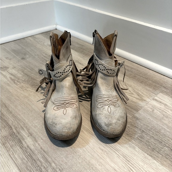 White Ankle Cowgirl Boots - Picture 3 of 5